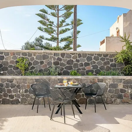 Thealos Santorini アパート Pýrgos