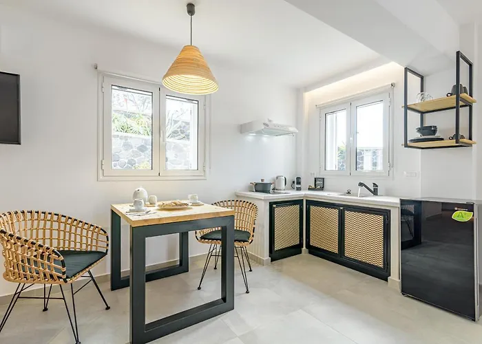 Thealos Santorini Pírgosz