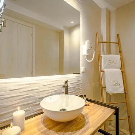 Thealos Santorini Pýrgos