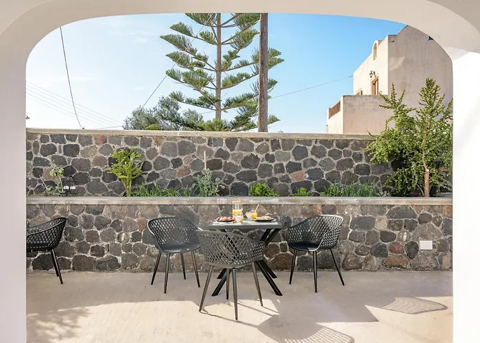 Thealos Santorini Apartment Pyrgos Kallistis